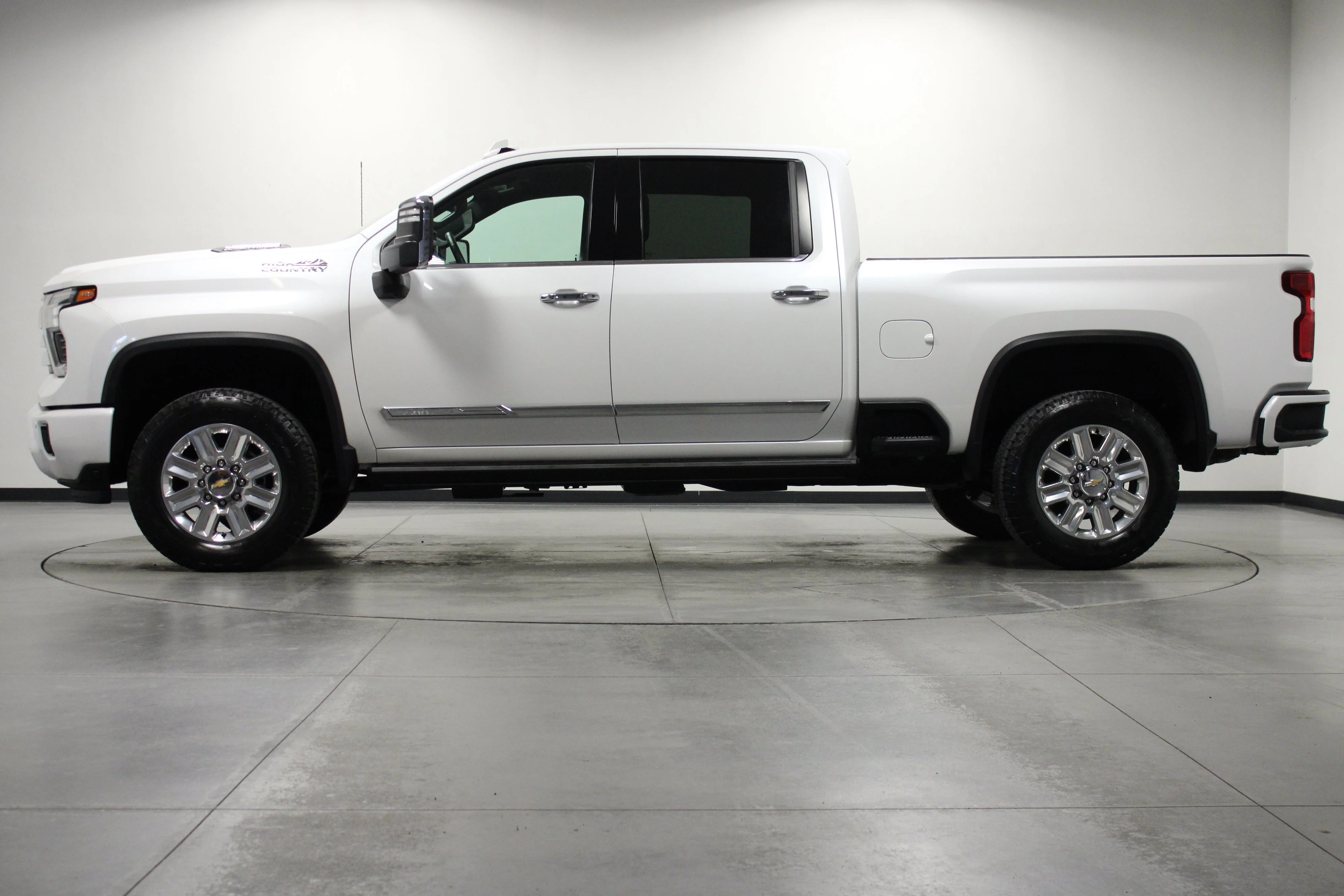 Used 2024 Iridescent Pearl Tricoat Chevrolet High Country image 7