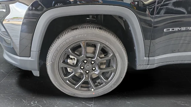New 2026 Diamond Black Crystal Pearl-Coat Exterior Paint Jeep Latitude image 39