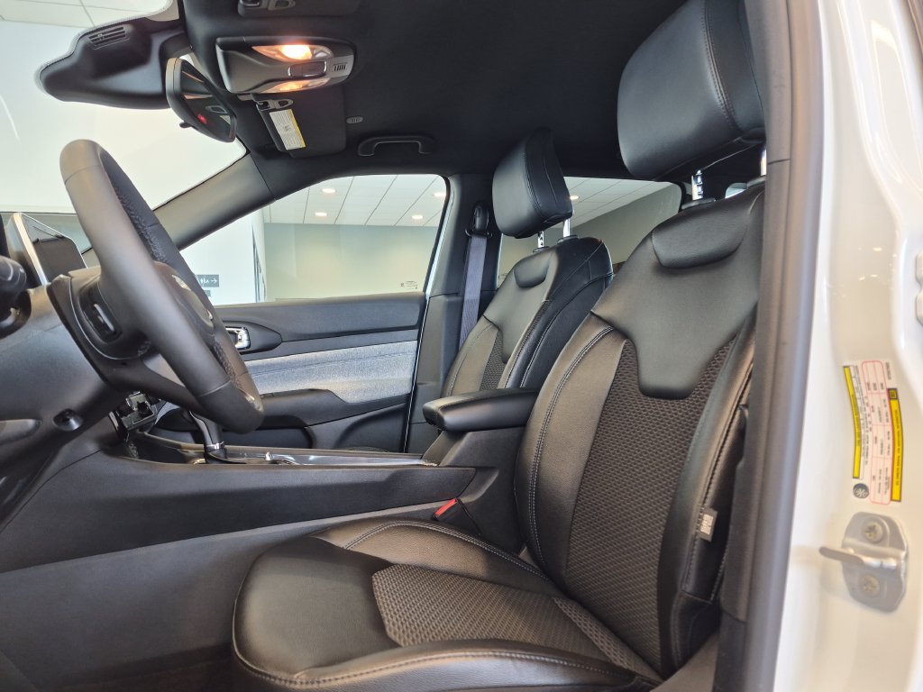 Used 2025 White Jeep Latitude image 13