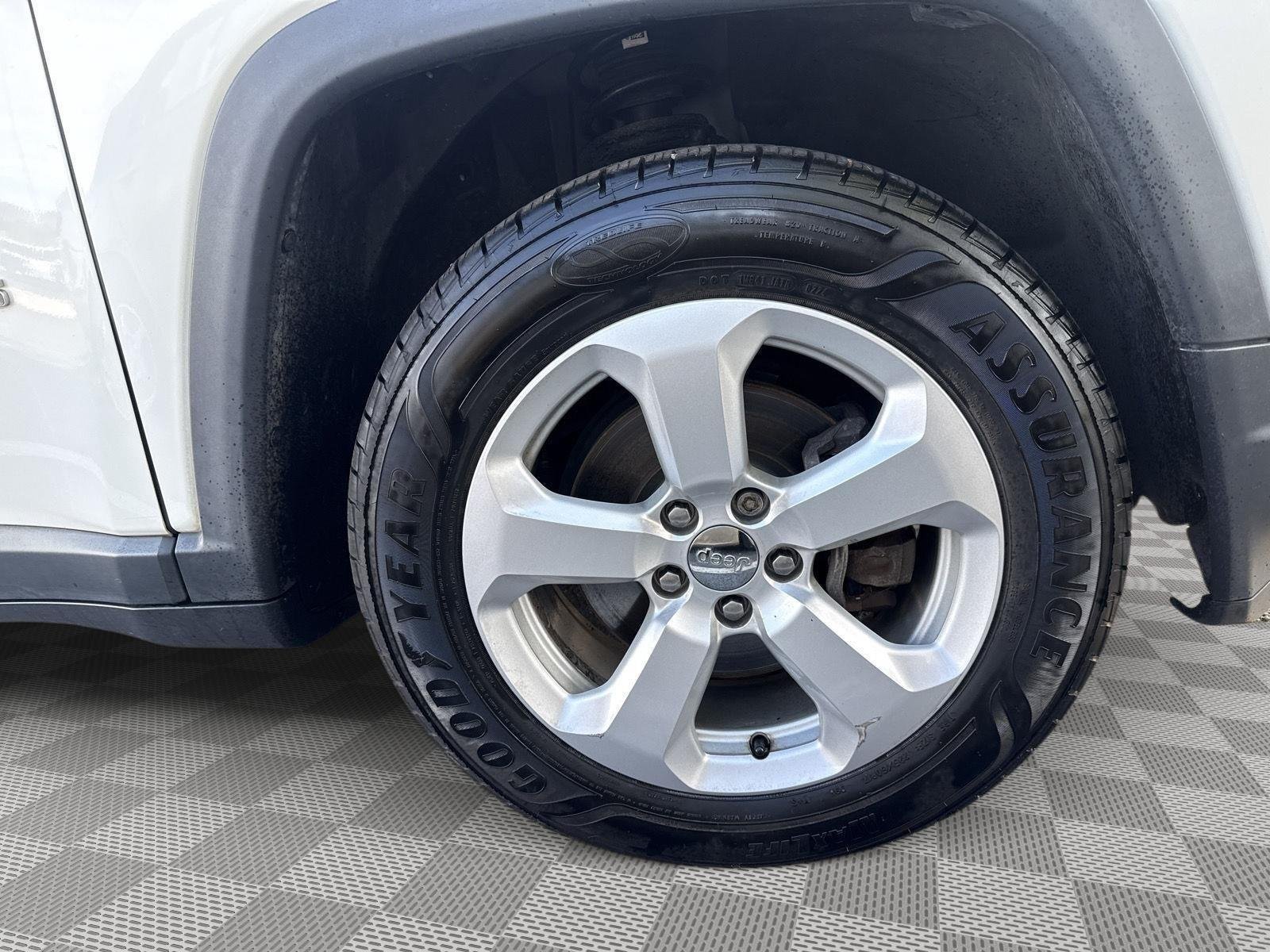 Used 2018 White Clearcoat Jeep Latitude image 12