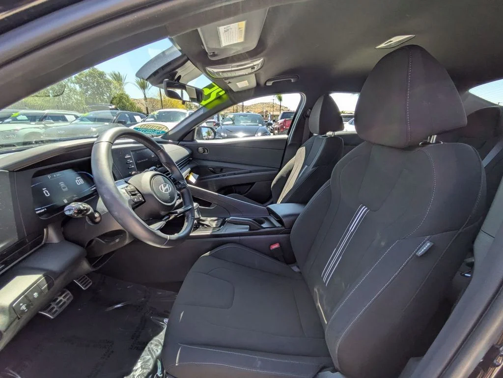Used 2025 Black Hyundai SEL Sport image 14