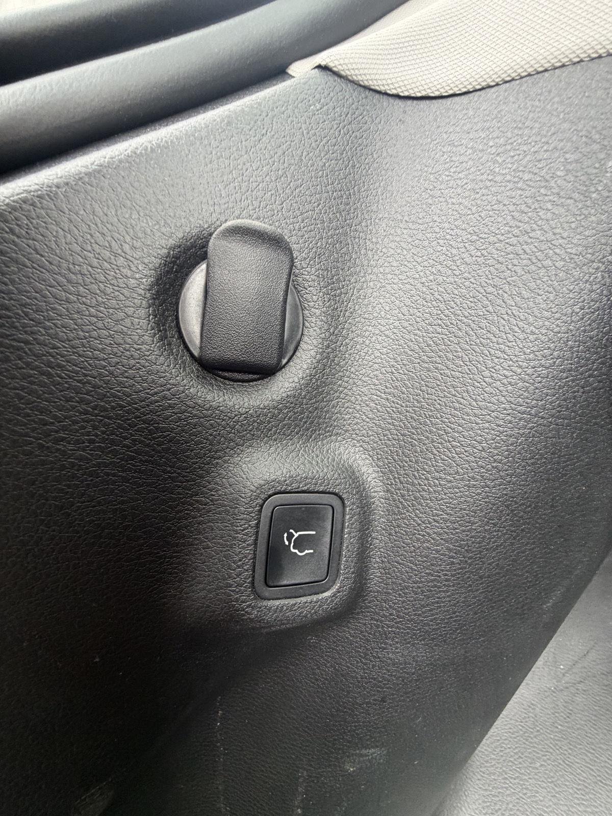 Used 2022 Diamond Black Crystal Pearlcoat Jeep Latitude image 12