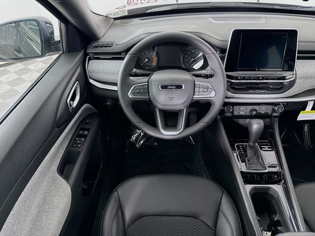 New 2026 Diamond Black Crystal Pearl-Coat Exterior Paint Jeep Latitude image 21