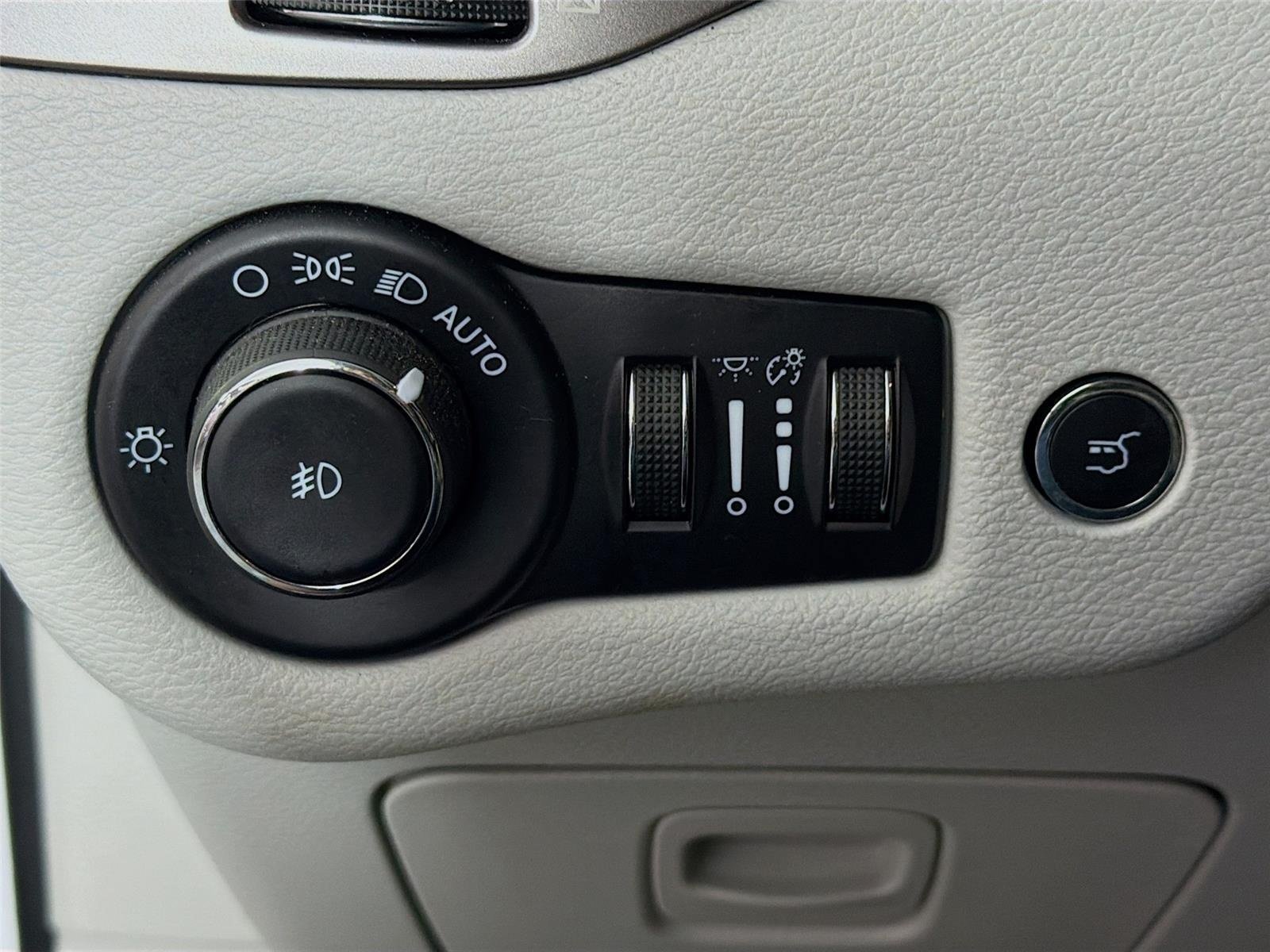 Used 2021 Bright White Clearcoat Jeep Latitude Lux image 10