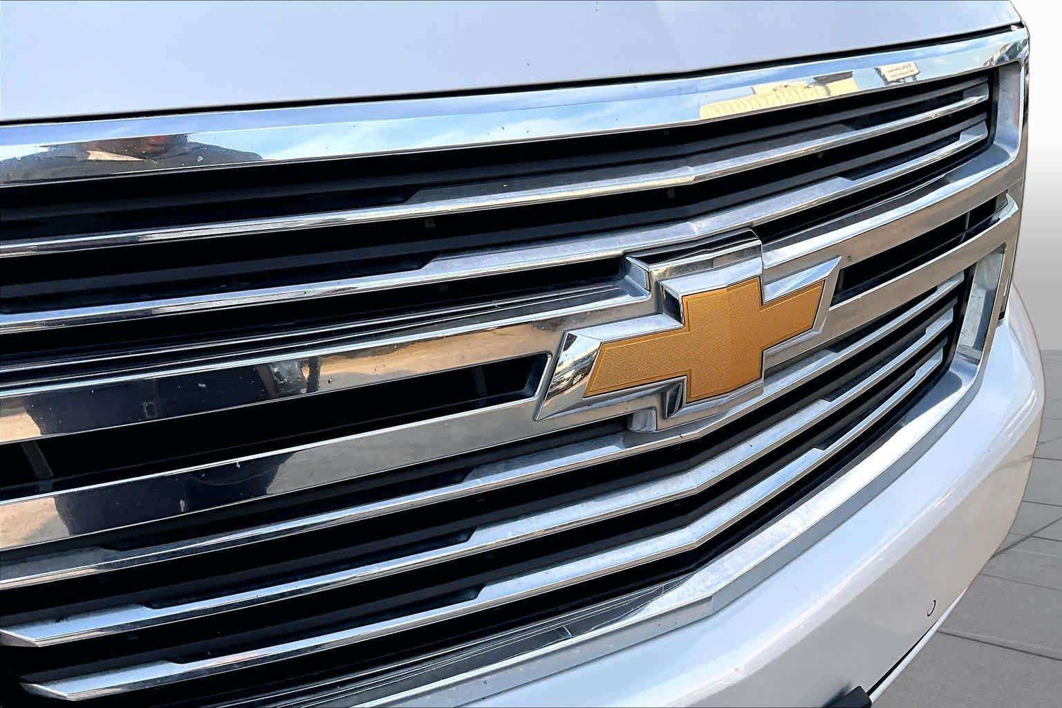 Used 2019 Iridescent Pearl Tricoat Chevrolet Premier image 30