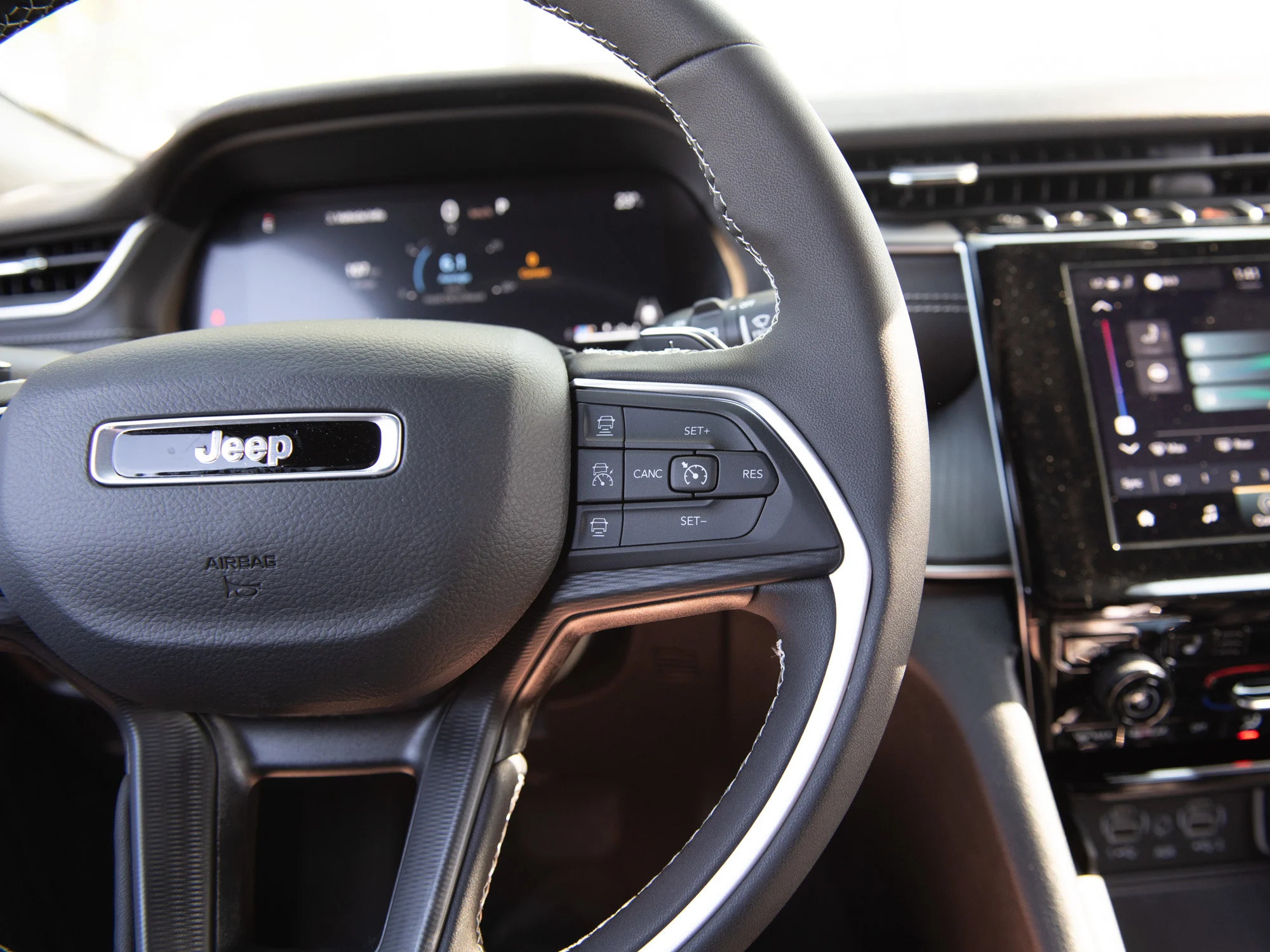 New 2025 White Jeep Altitude* 4x4, Sunroof, Heated Leather, Wireless Charging Pad image 10