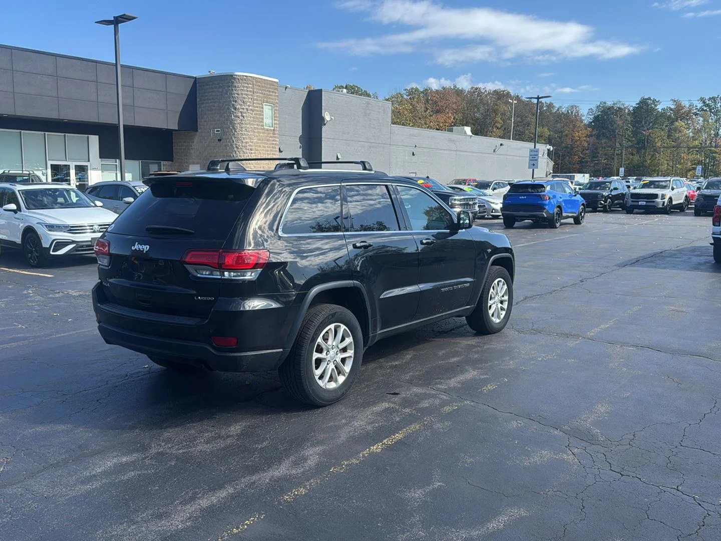 Used 2021 Diamond Black Crystal Pearlcoat Jeep Laredo E image 9