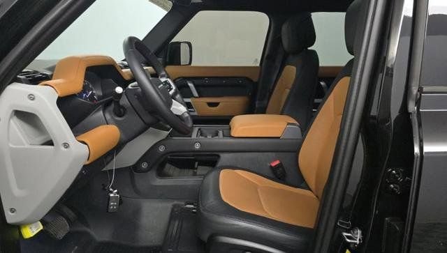 Used 2023 Black Land Rover X-Dynamic SE image 4