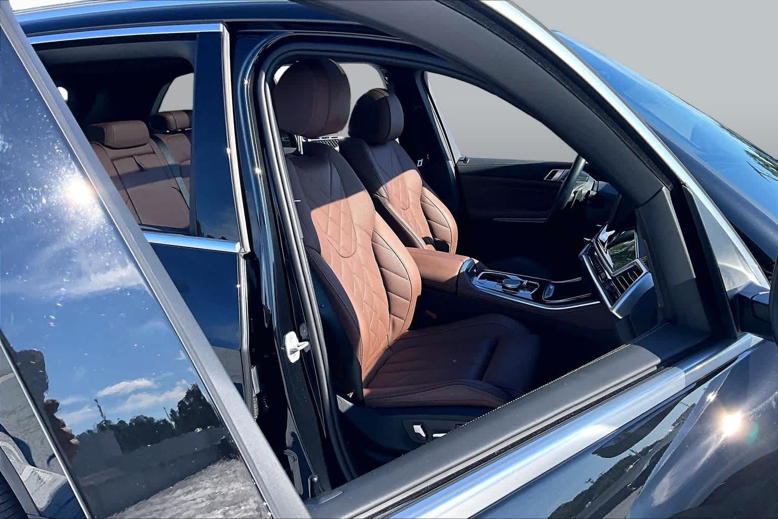 Used 2024 Black Sapphire Metallic BMW xDrive40i image 9