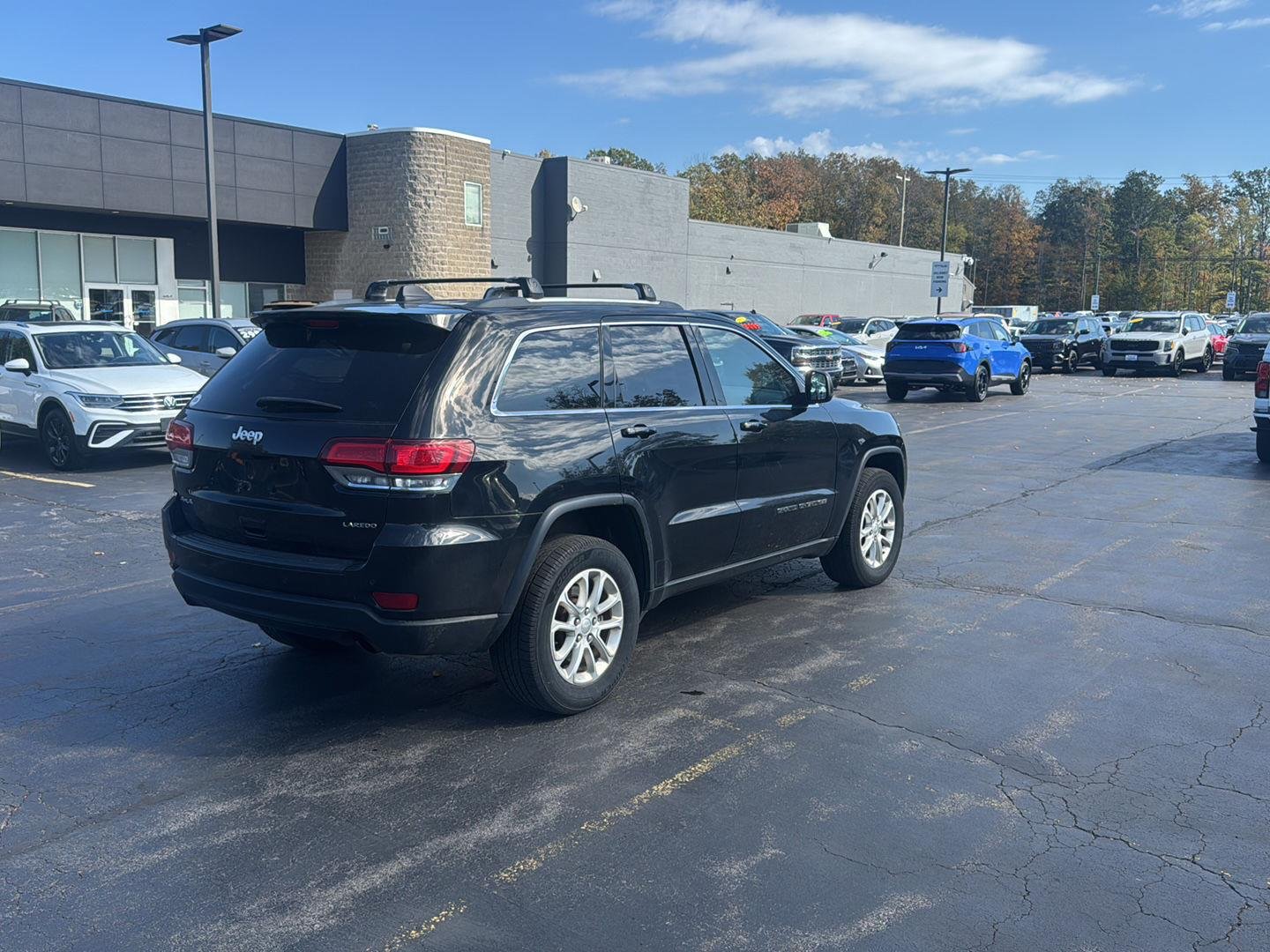 Used 2021 Diamond Black Crystal Pearlcoat Jeep Laredo E image 9