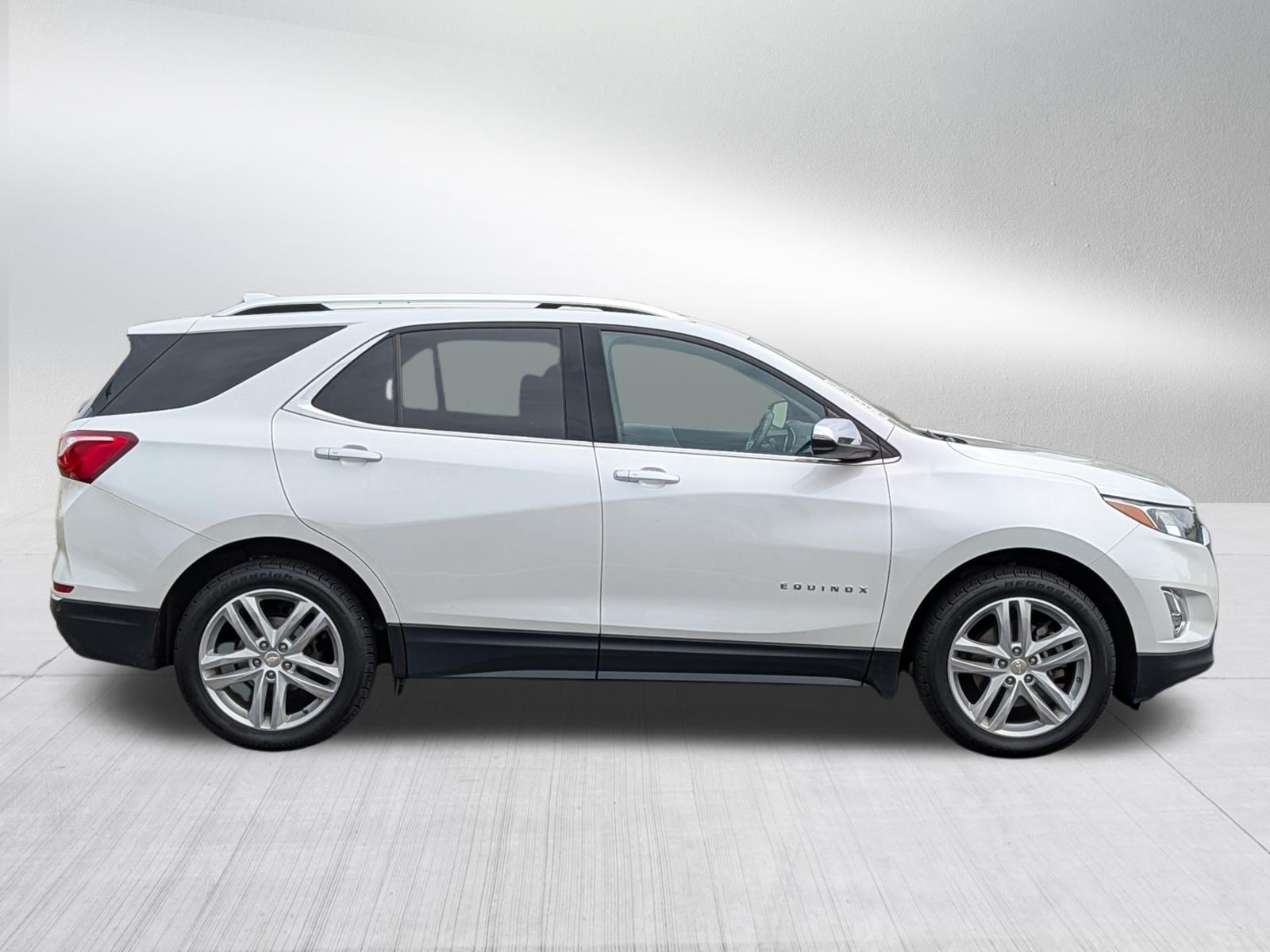 Used 2019 Iridescent Pearl Tricoat Chevrolet Premier image 8