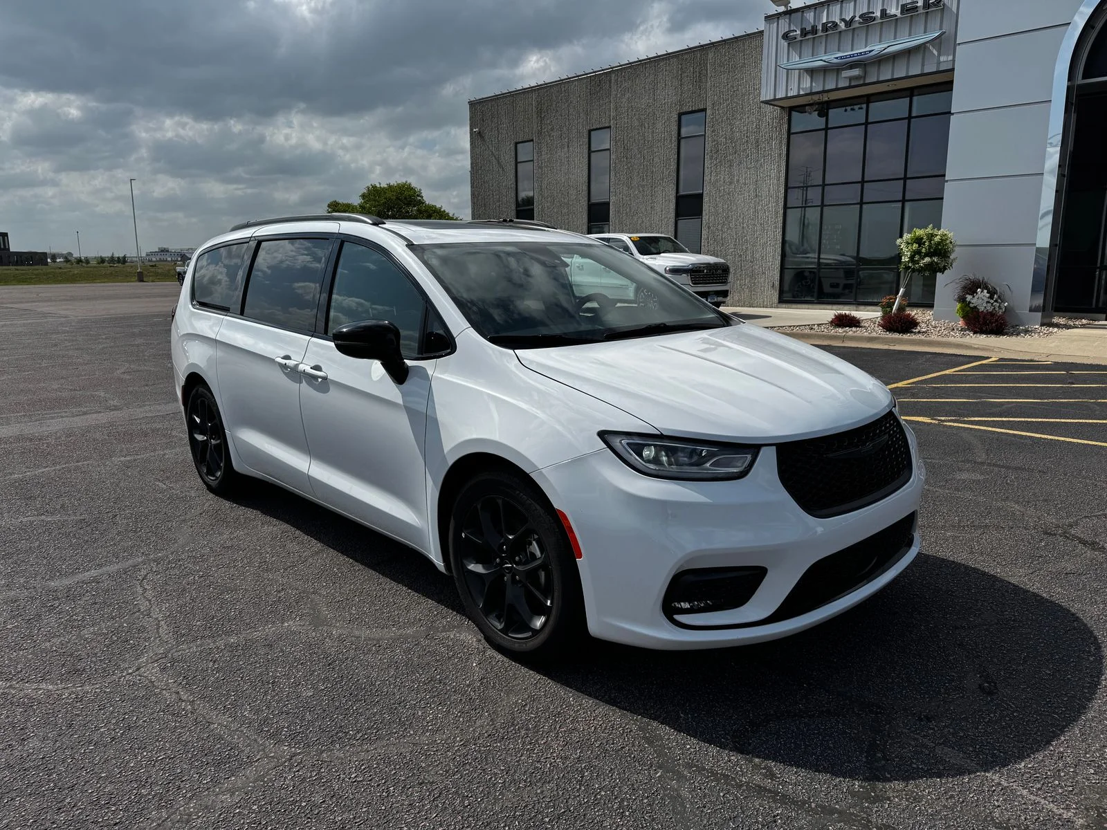 Used 2025 Bright White Clearcoat Chrysler Limited image 3