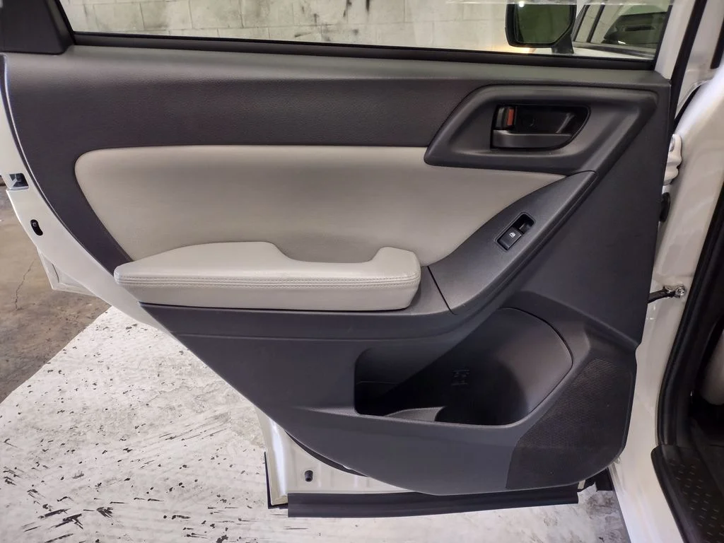Used 2015 White Subaru 2.5i Premium image 30