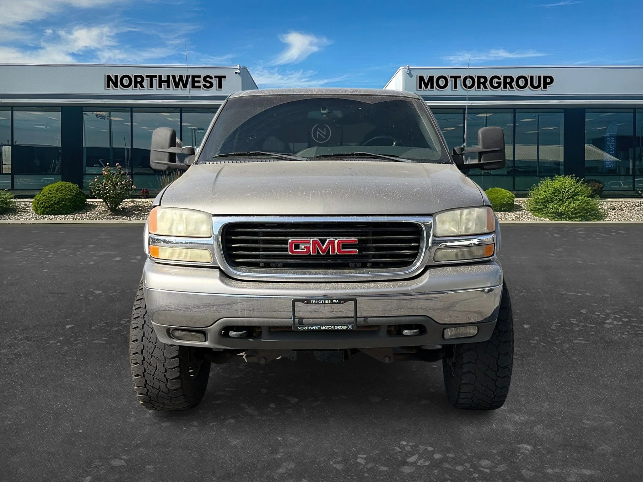 Used 2002 Gold GMC SLE image 2