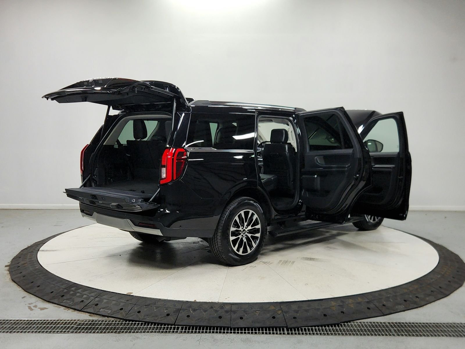 Used 2025 Agate Black Ford Platinum image 16