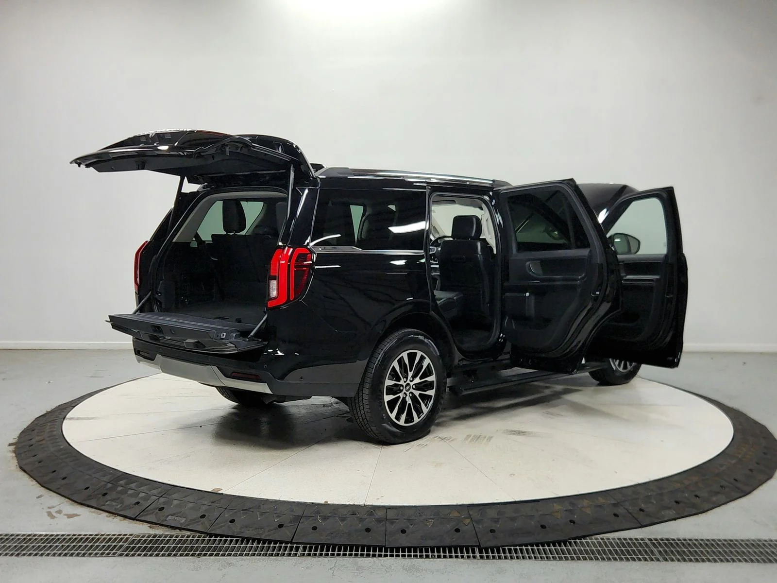 Used 2025 Black Ford Platinum image 16
