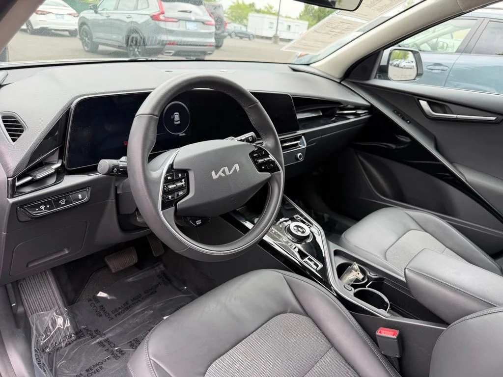 Used 2023 Steel Gray Kia Wind image 15