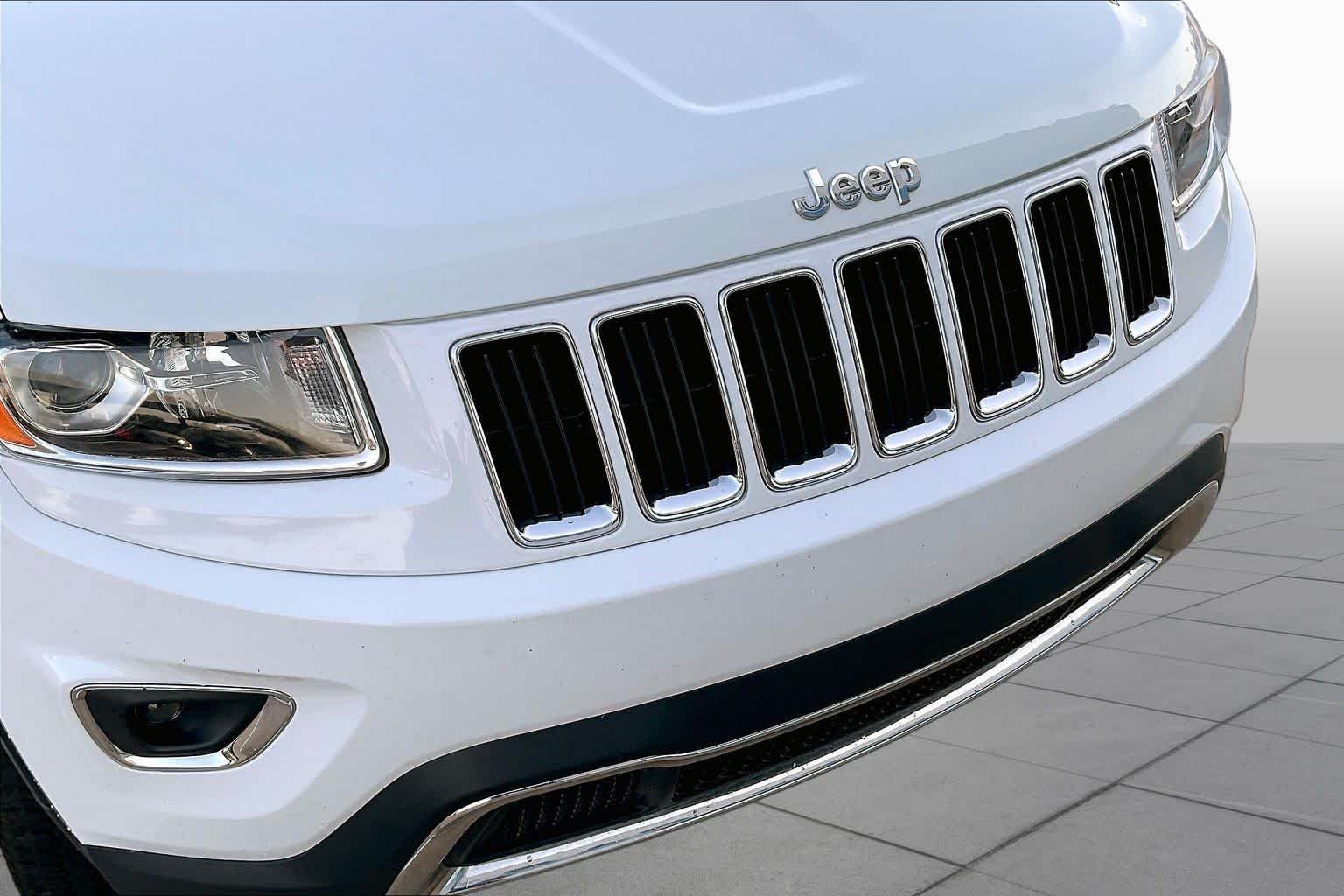 Used 2016 Bright White Clearcoat Jeep Limited image 27