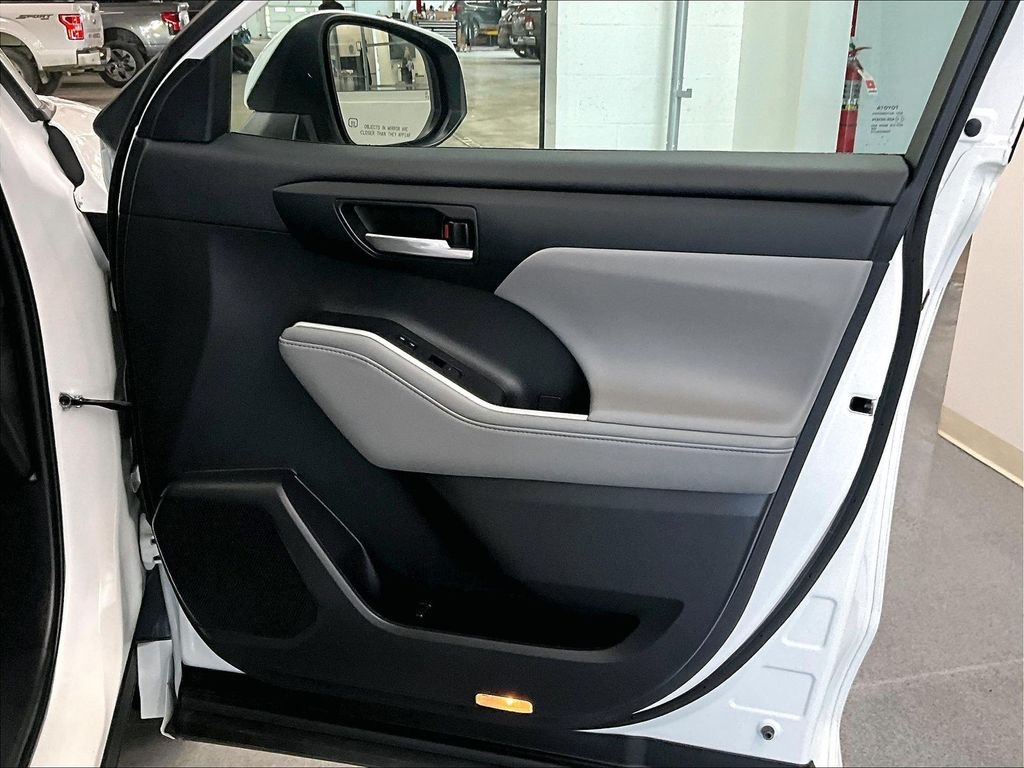 Used 2022 Pearl Toyota XLE image 12