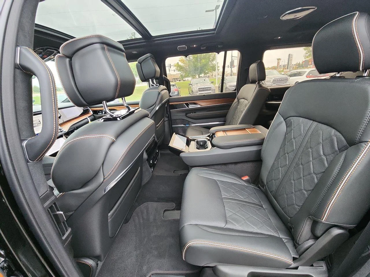 New 2023 Diamond Black Crystal Pearl-Coat Exterior Paint Jeep Series III image 23