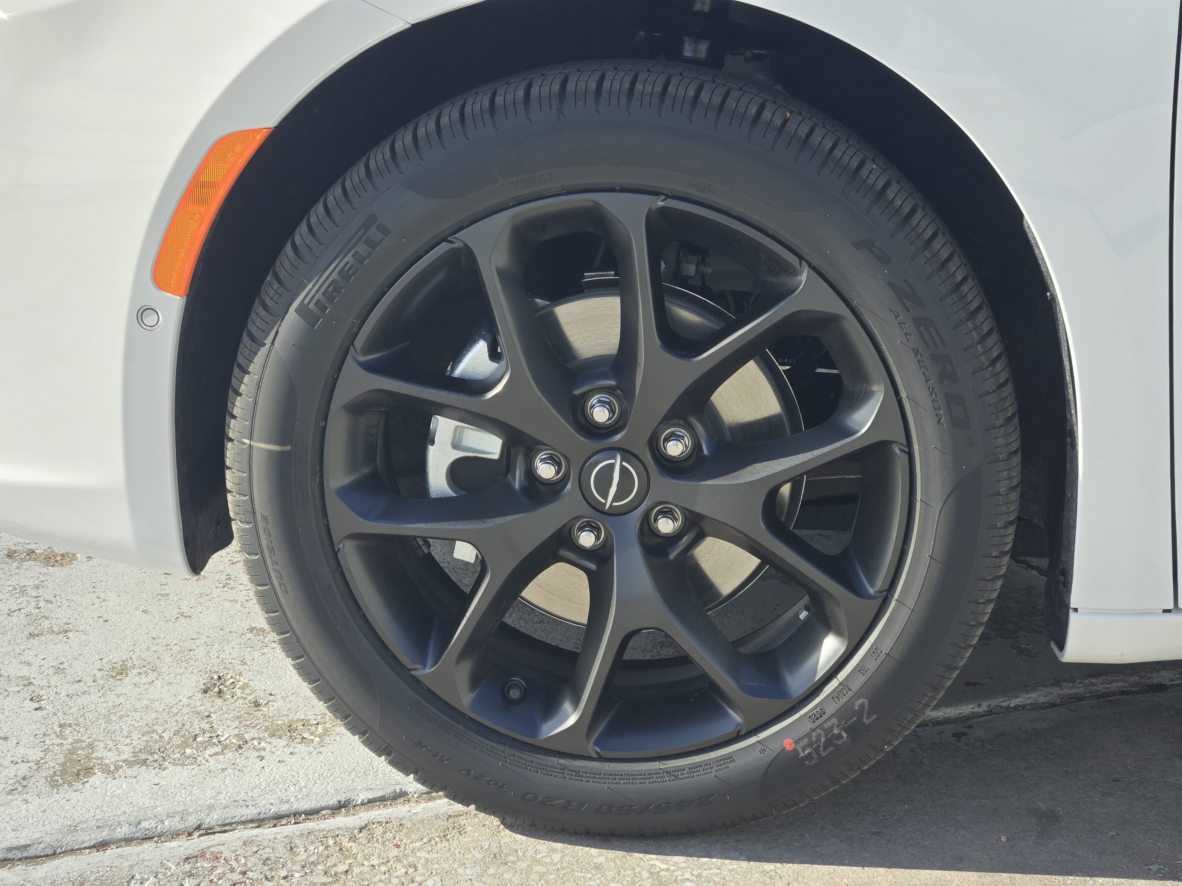 New 2026 Bright White Clear-Coat Exterior Paint Chrysler Select image 9