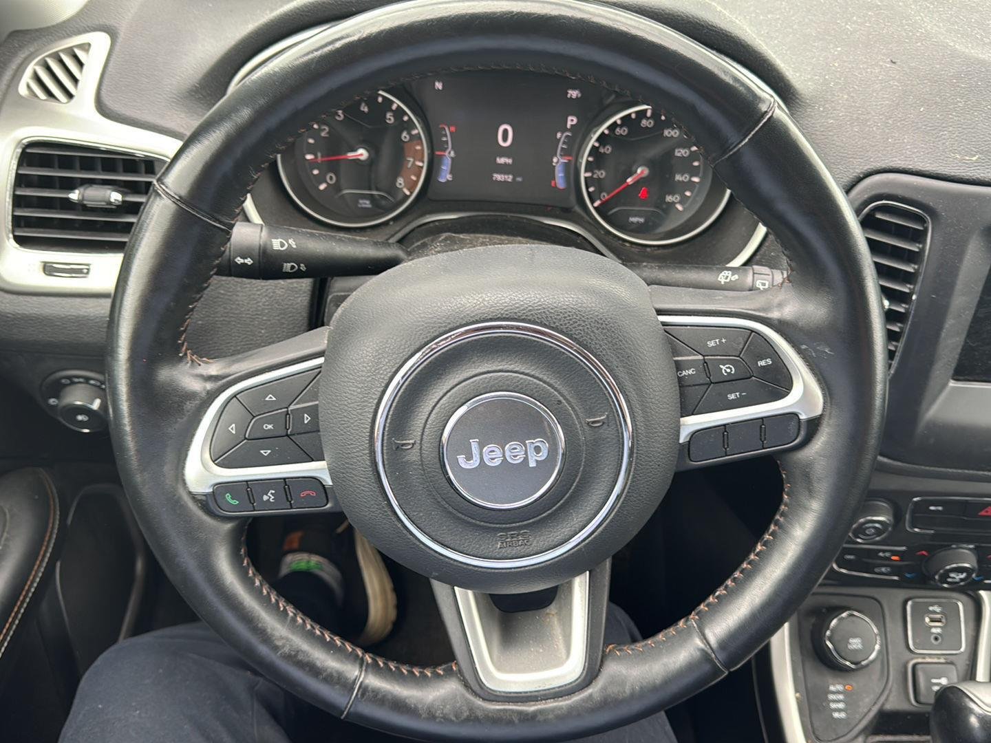 Used 2019 Billet Silver Metallic Clearcoat Jeep Latitude image 10