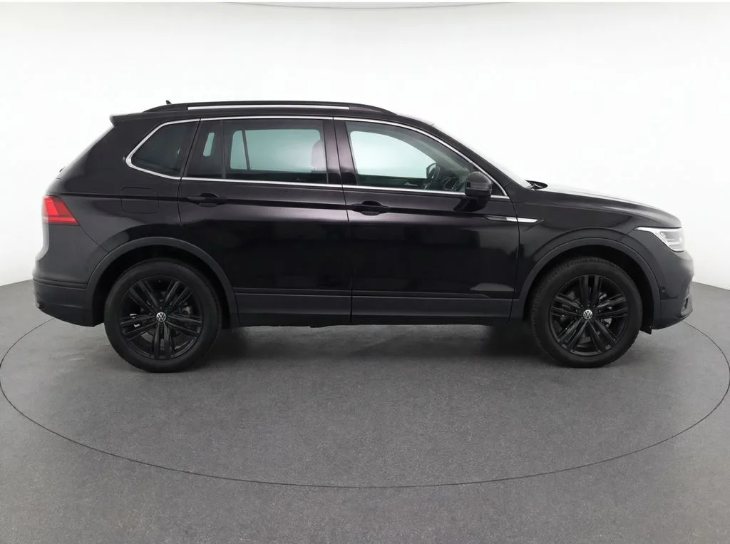 Used 2022 Black Volkswagen 2.0T SE R-Line Black image 8