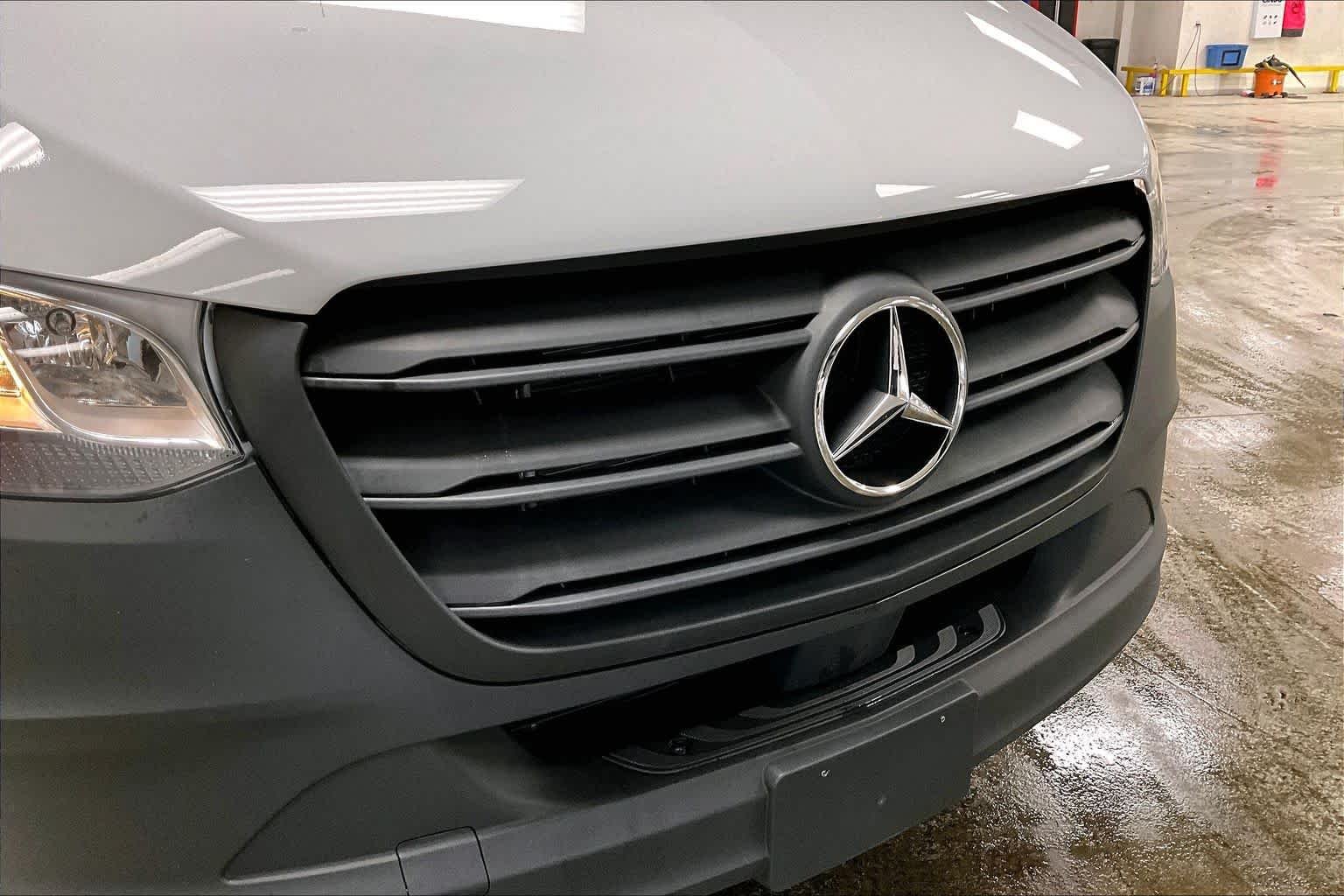 Used 2025 Arctic White Mercedes-Benz  image 31