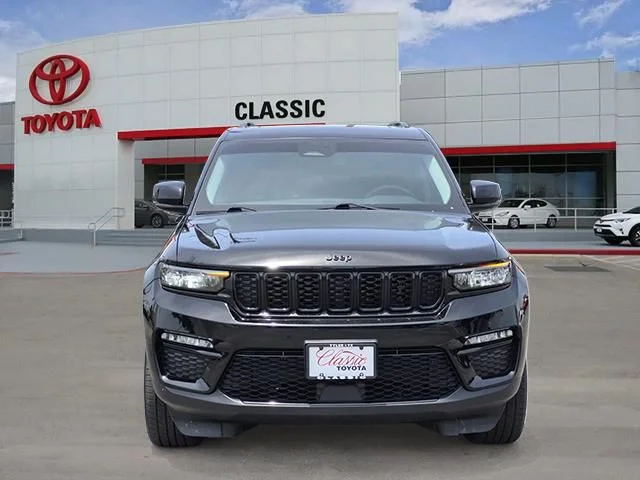 Used 2024 Diamond Black Crystal Pearlcoat Jeep Limited image 2