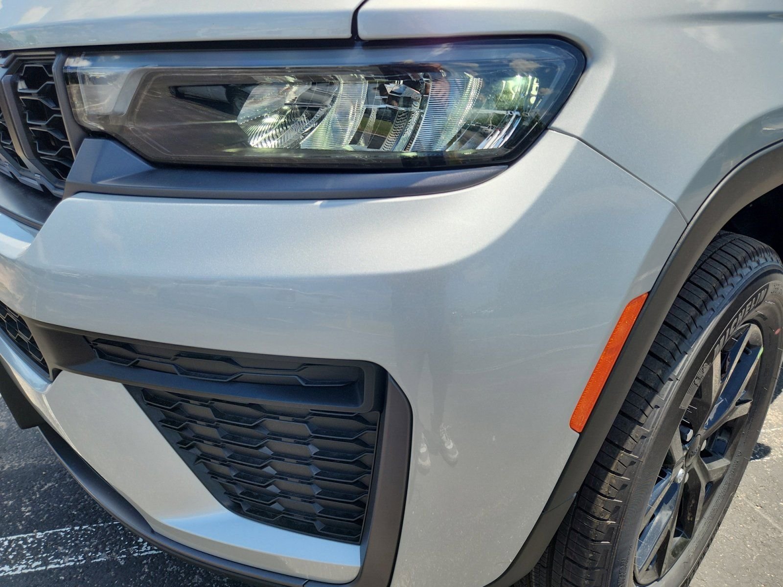 New 2026 Silver Zynith Exterior Paint Jeep Laredo image 9