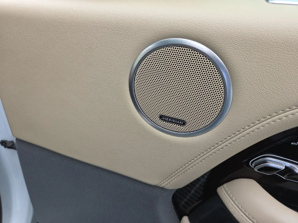 Used 2019 White Land Rover 3.0L V6 Supercharged HSE image 16