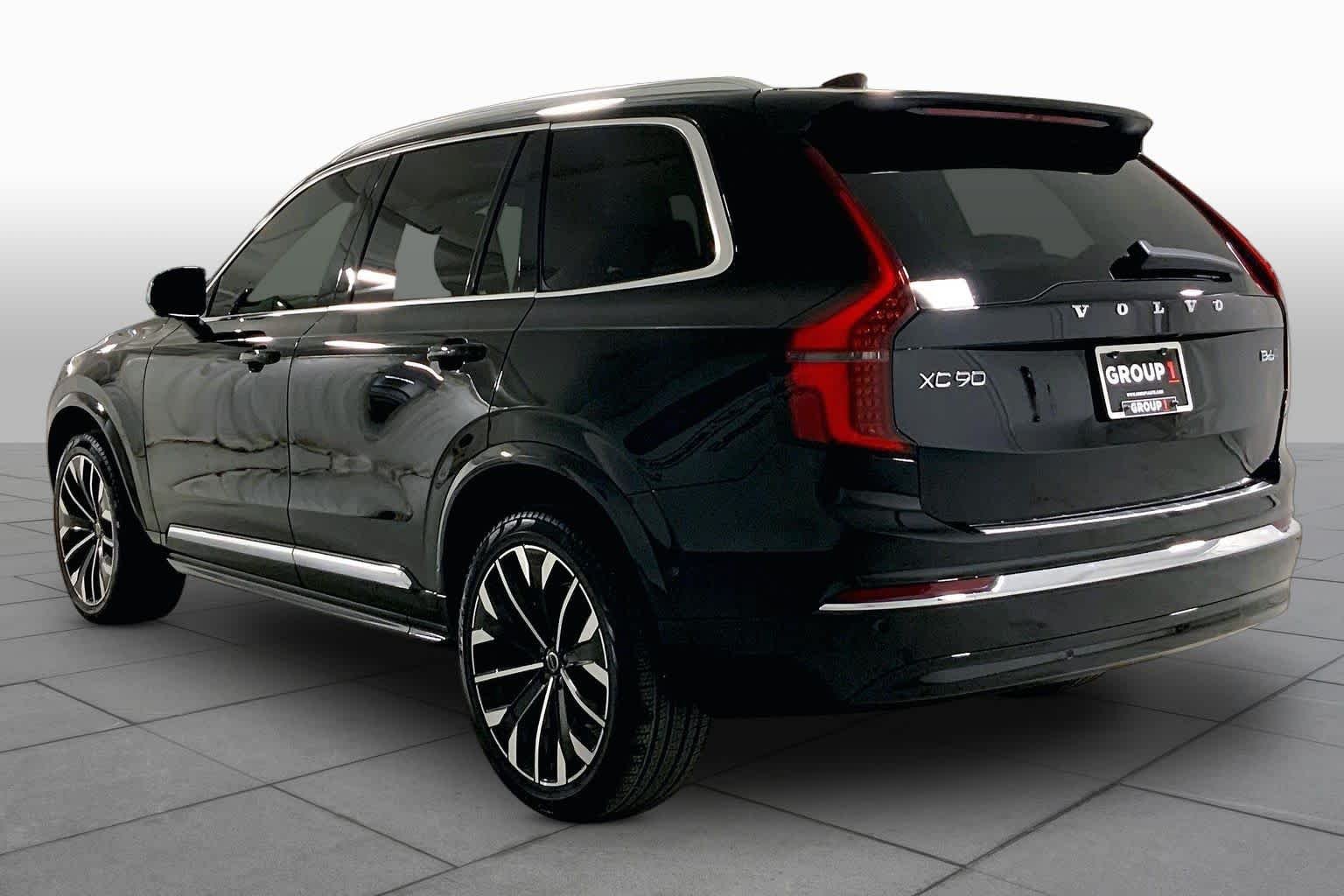 Used 2025 Onyx Black Metallic Volvo Ultra image 11