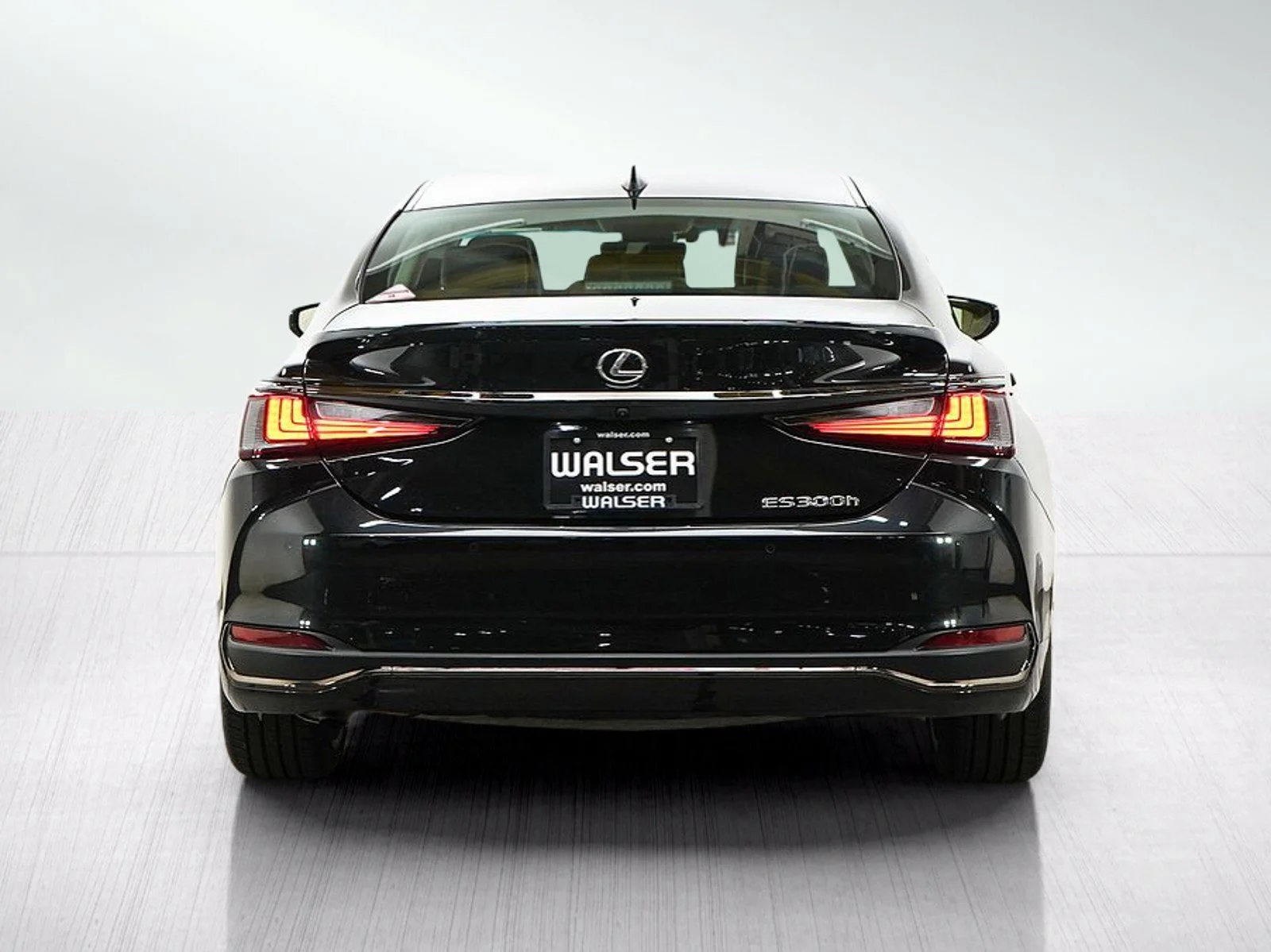 Used 2025 Obsidian Lexus 300h F SPORT Handling image 4