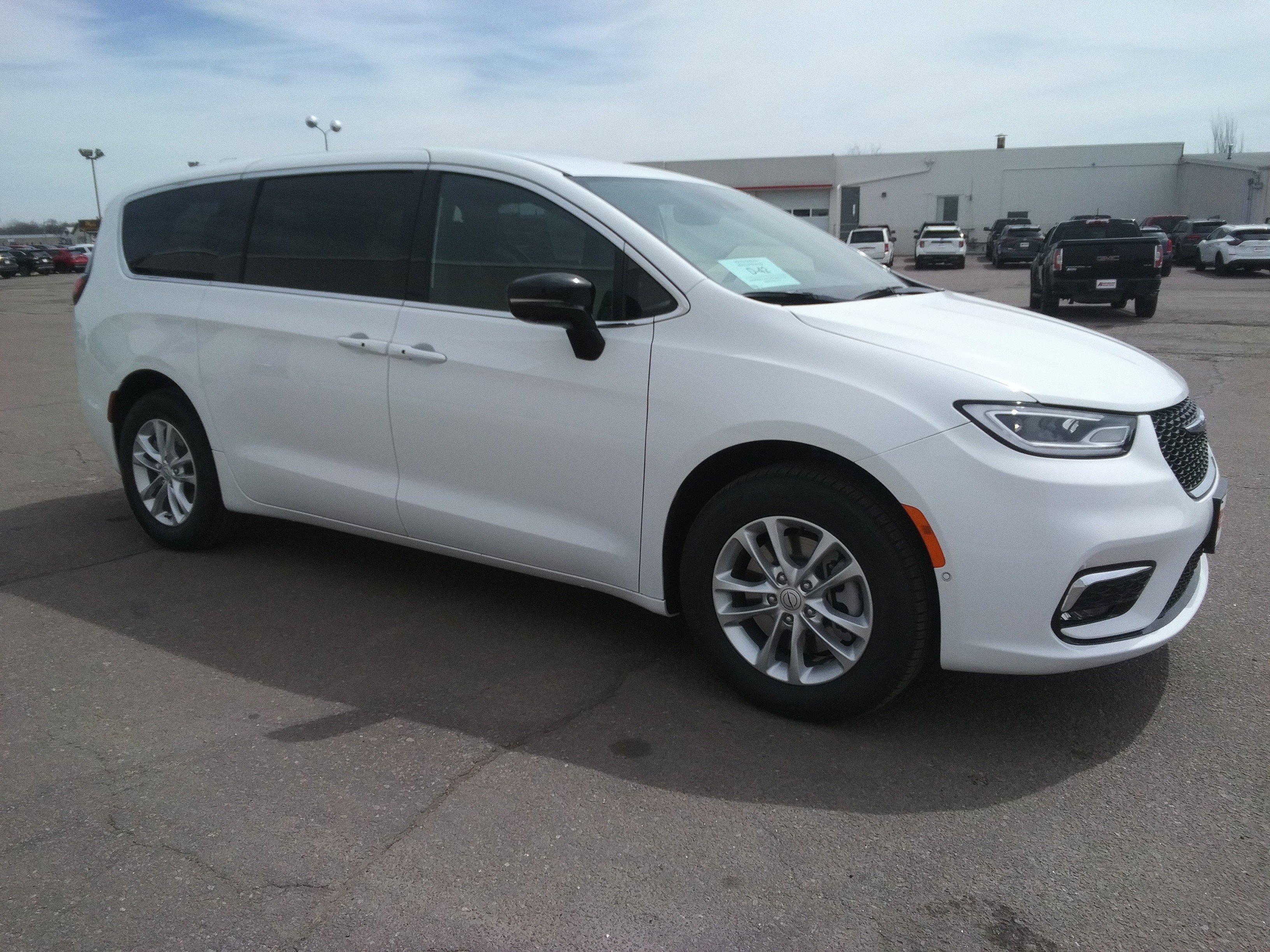 New 2026 Bright White Clear-Coat Exterior Paint Chrysler Select image 4