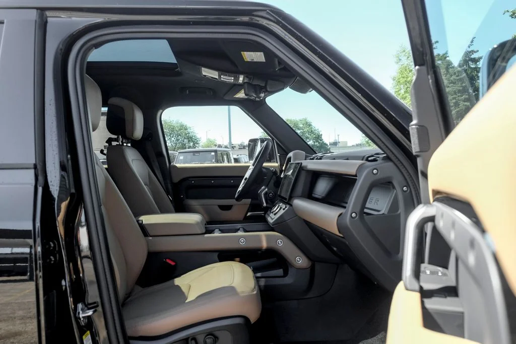New 2026 Santorini Black Land Rover X-Dynamic SE image 22
