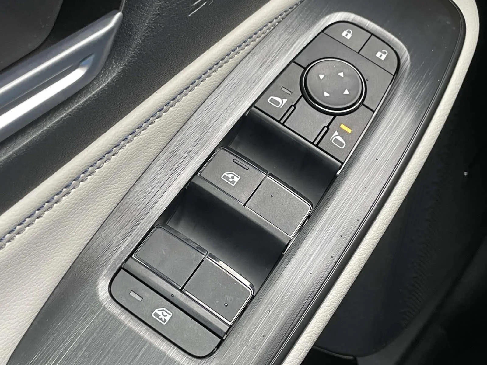 New 2026 Aspen White Tricoat Nissan SL image 28