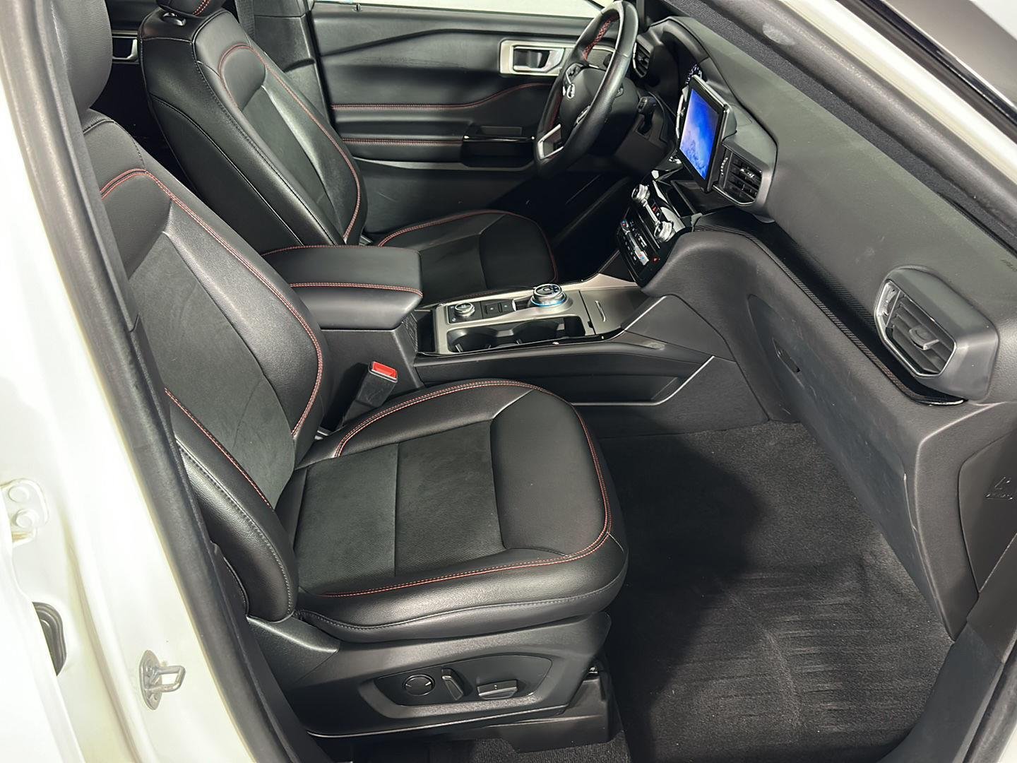Used 2022 Star White Metallic Tri-Coat Ford ST-Line image 6