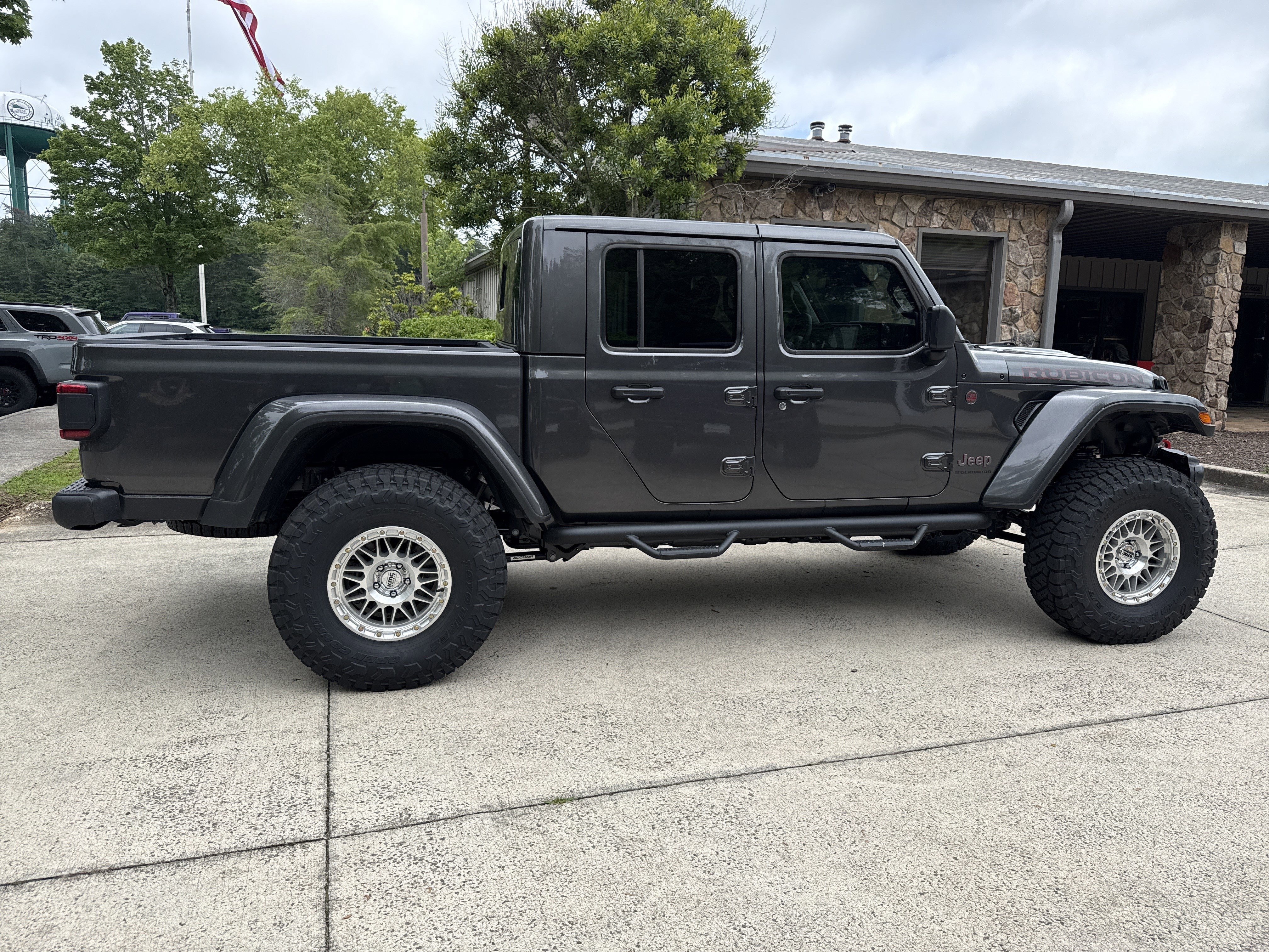 New 2026 Granite Crystal Metallic Clearcoat Jeep Rubicon X image 8