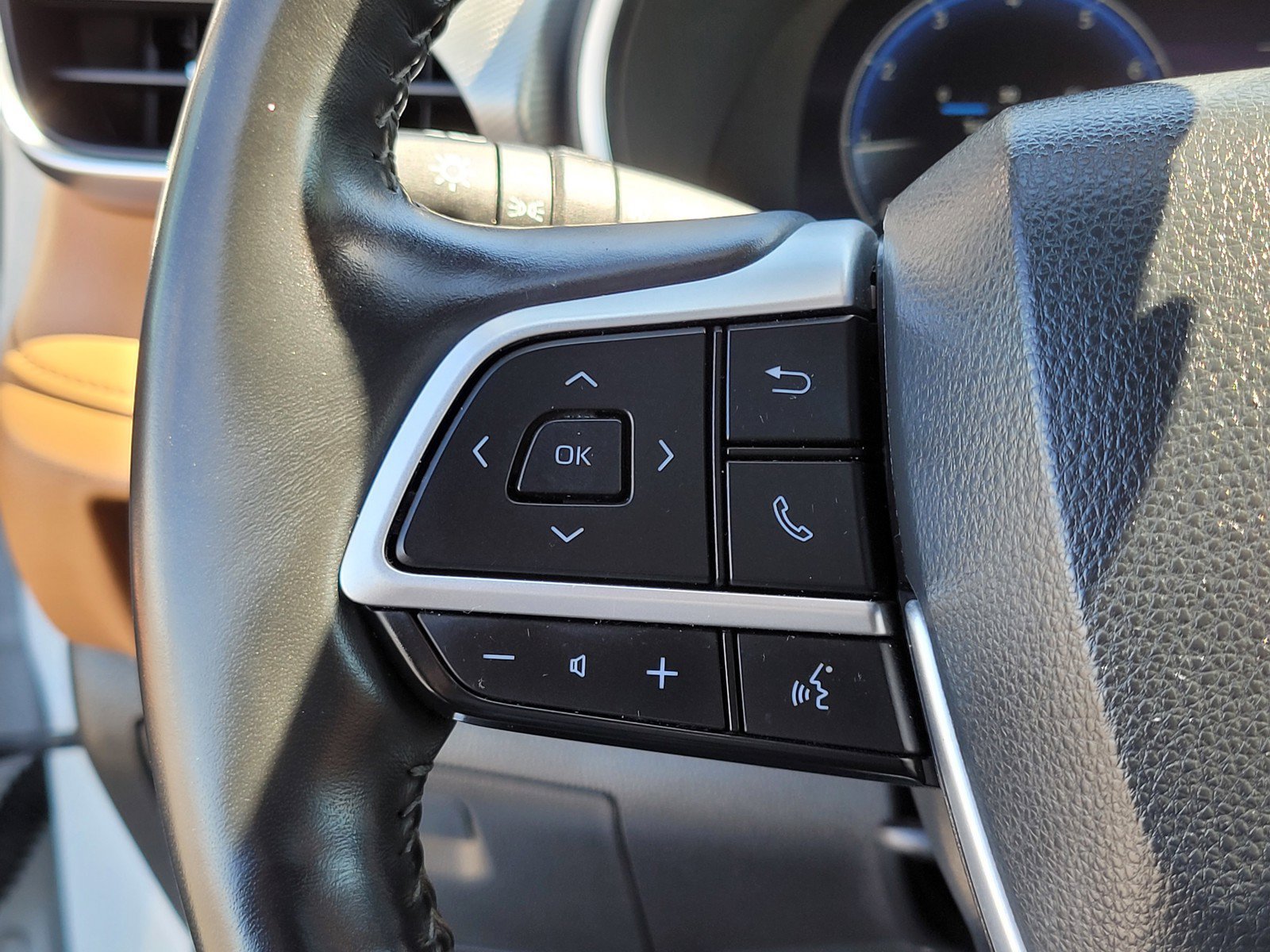 Used 2023 White Toyota  image 25