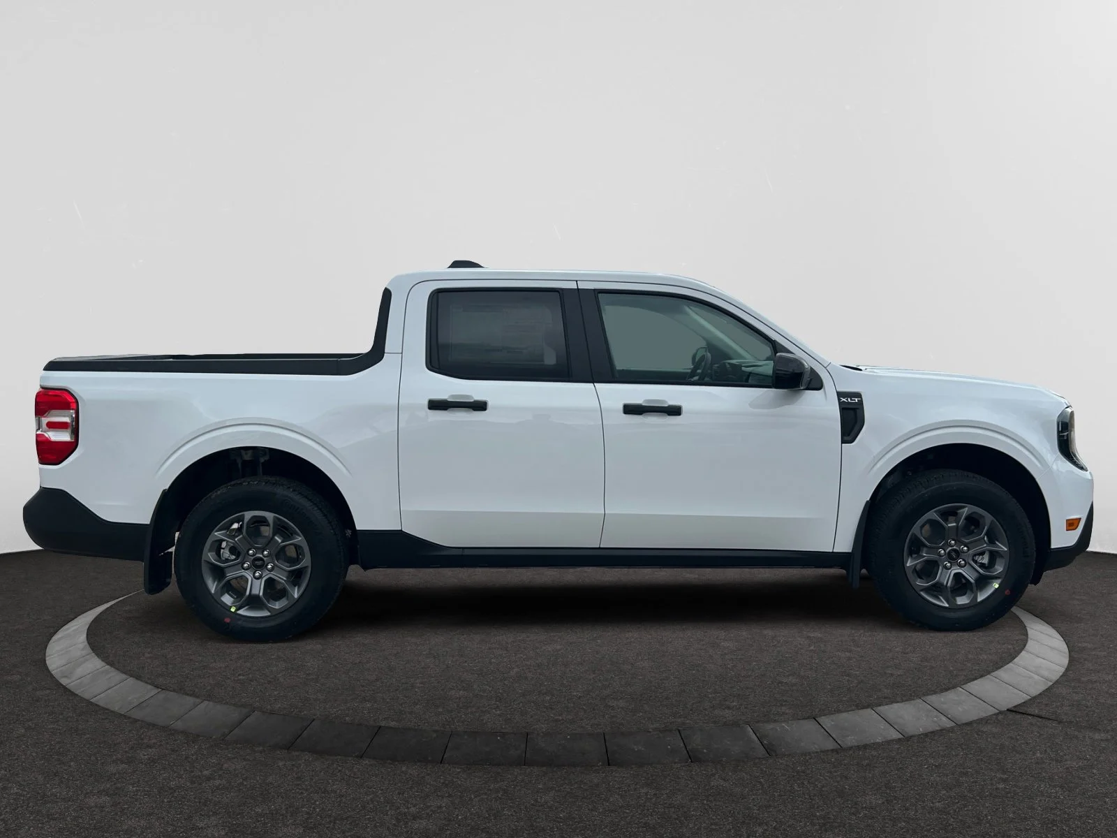 New 2026 Oxford White Ford XLT image 6