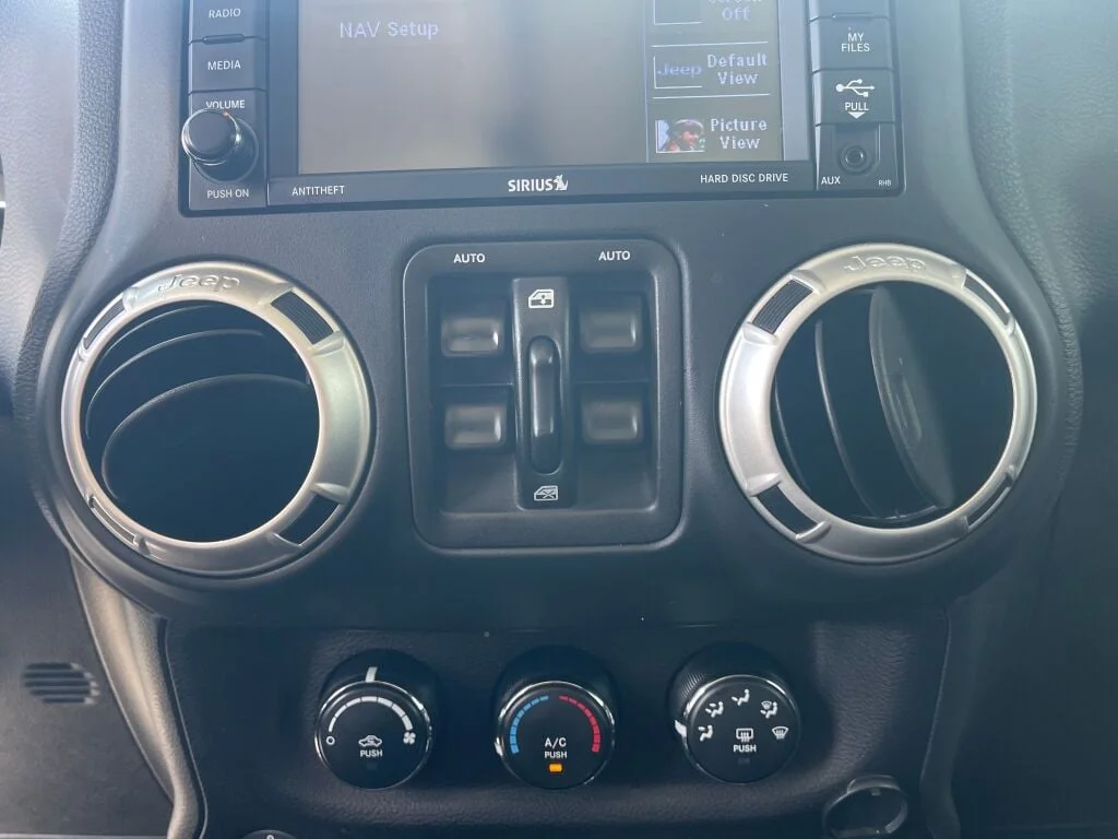 Certified Used 2018 Bright White Jeep Rubicon image 10