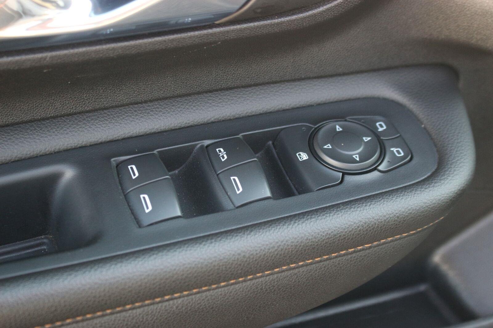 Used 2020 SUMMIT WHITE GMC SLE image 13