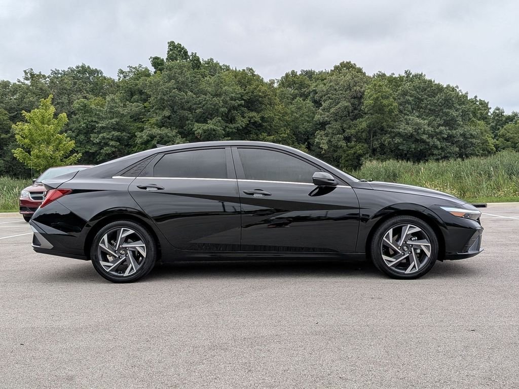 2025 Hyundai Elantra Limited - Photo 8
