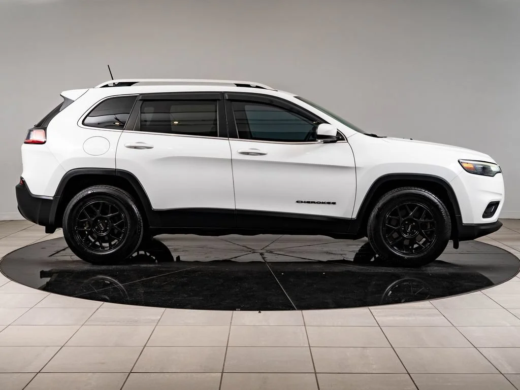 Used 2019 Bright White Clear Coat Jeep Latitude image 11