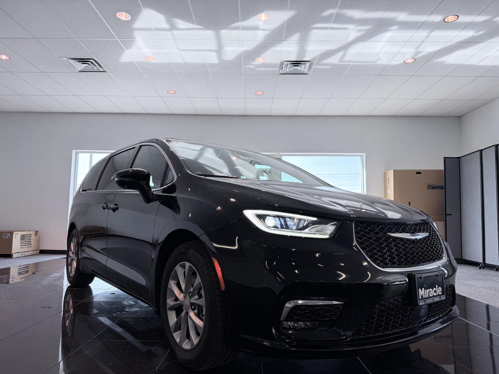 Used 2026 Diamond Black Crystal Pearlcoat Chrysler Limited image 3