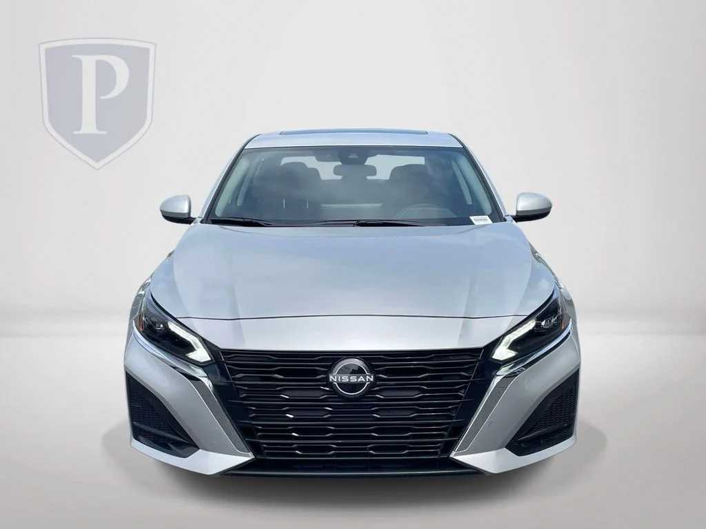 Used 2025 Silver Nissan 2.5 SV image 3