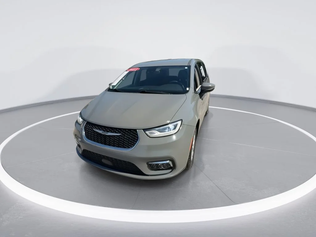 Used 2023 White Chrysler Touring L image 3