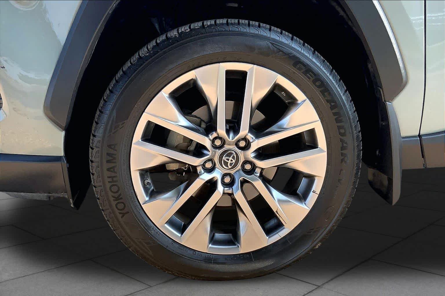 Used 2019 Lunar Rock Toyota XLE Premium image 11