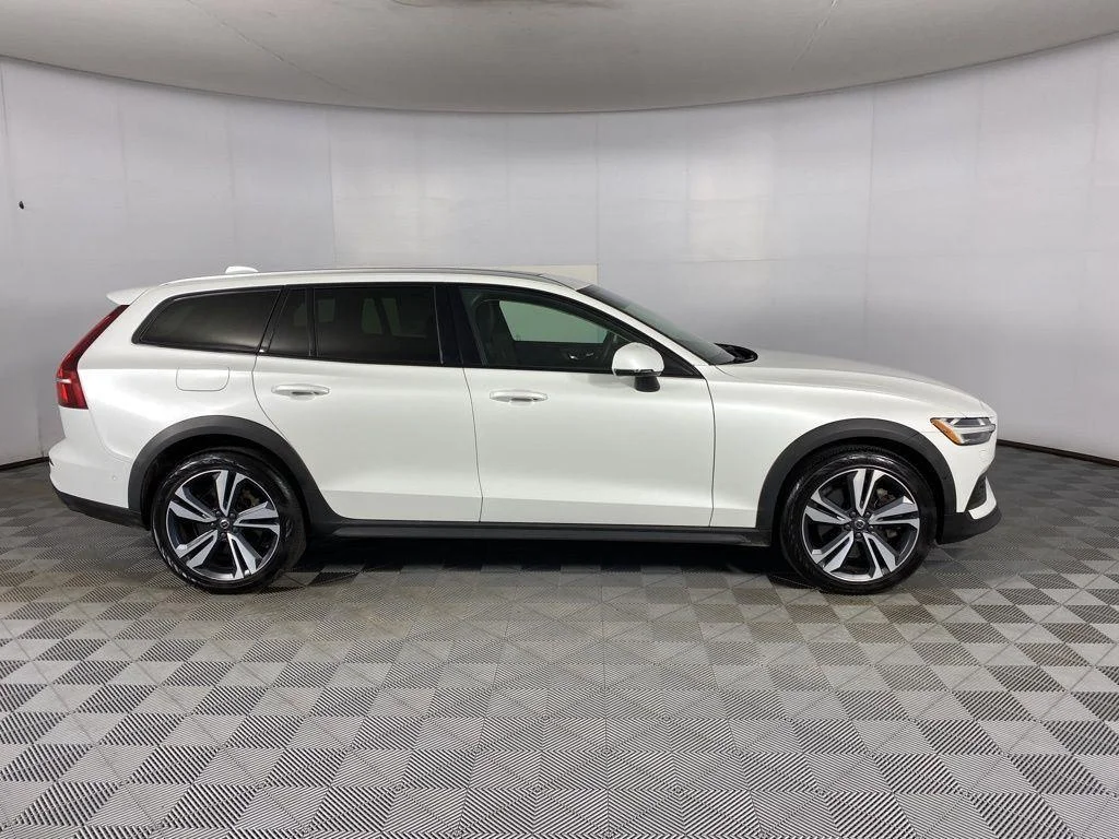 Used 2023 Crystal White Metallic Volvo Plus image 32