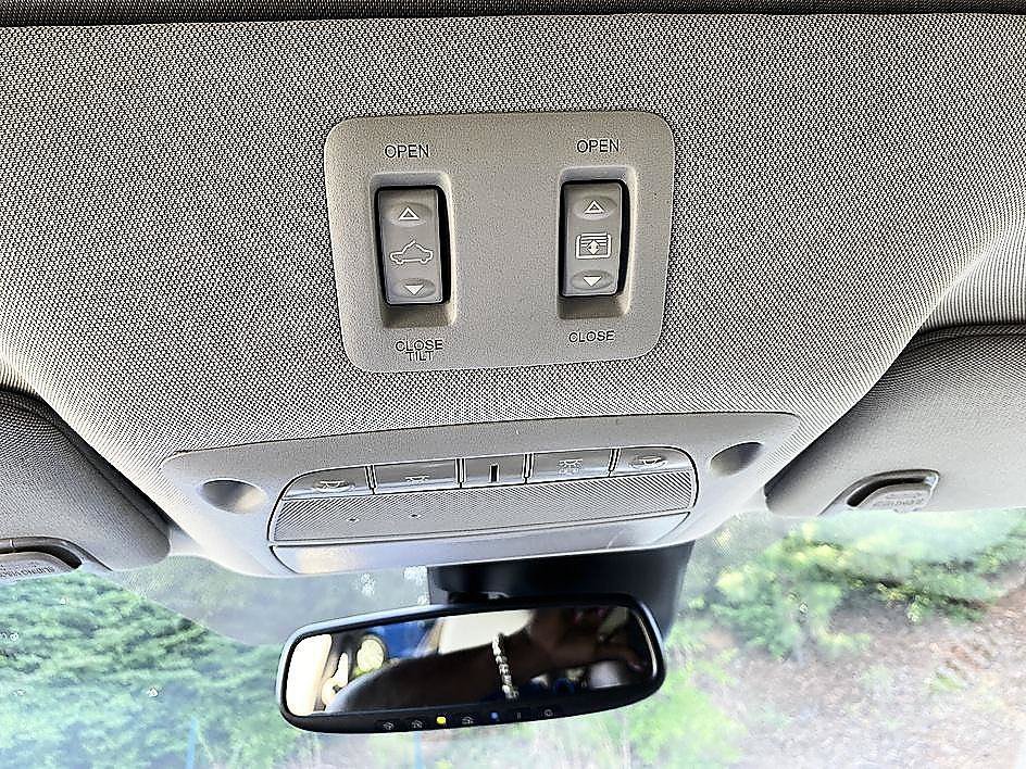 Used 2019 Pearl White Tricoat Nissan SL image 24